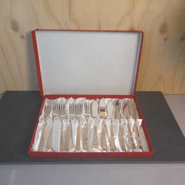 Set of 12 Viceroy Plate Sheffield forks & fish knives Carousel 1