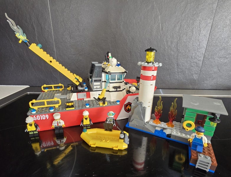 LEGO City - 60109 - Fire Boat Carousel 1