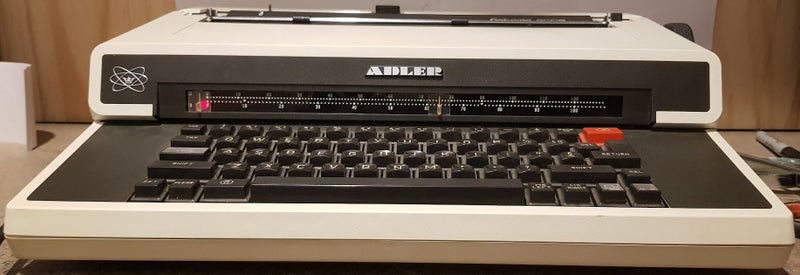 **VINTAGE** TRIUMPH ADLER GABRIELLE 8008 ELECTRIC TYPEWRITER Carousel 1