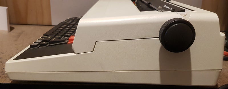 **VINTAGE** TRIUMPH ADLER GABRIELLE 8008 ELECTRIC TYPEWRITER Carousel 2
