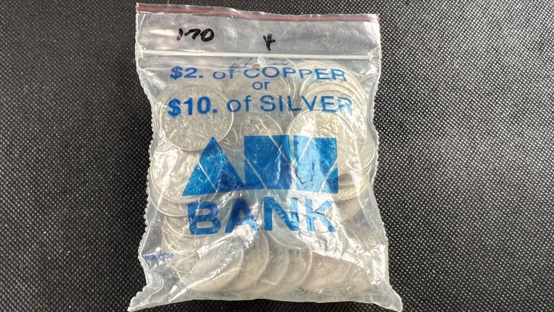 Bag of $10 Face Value of Twenty Cent New Zealand Vintage Coins - Lot Q934 Carousel 1