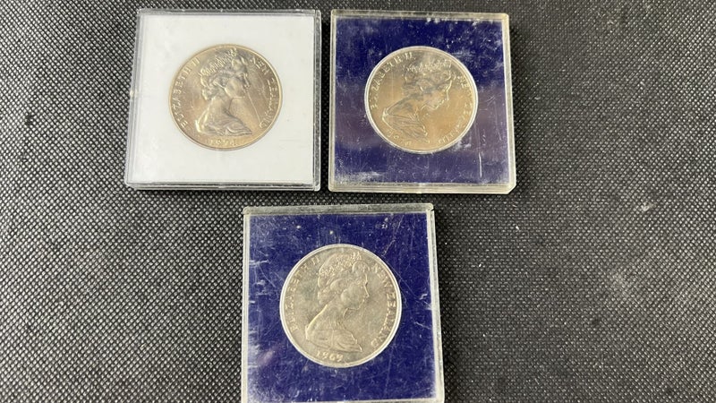 New Zealand Commemorative Dollar Coin Lot – 3-Coin Set in Capsules - Lot E503 Carousel 2