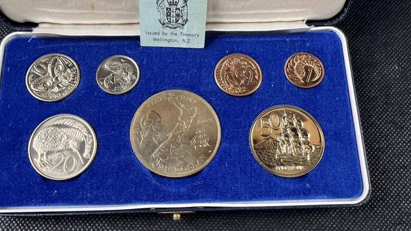 1969 NZ Cook Bicentenary Coin Set – James Cook Commemorative Issue - Lot W345 Carousel 2