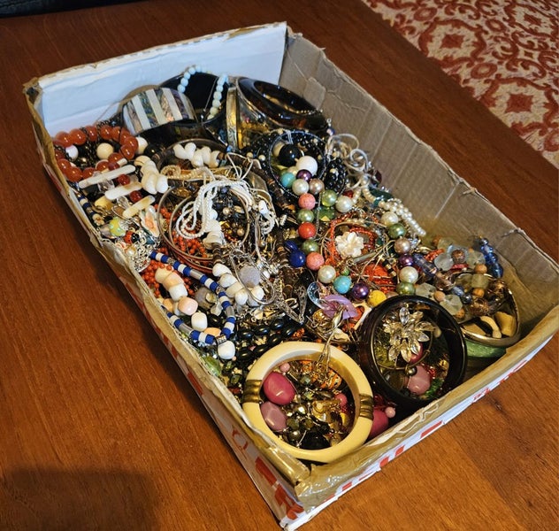 Large bulk lot of costume jewelry Carousel 4