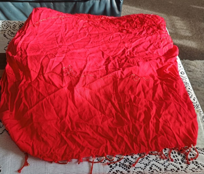 $1NR LOVELY RED SCARF Carousel 1