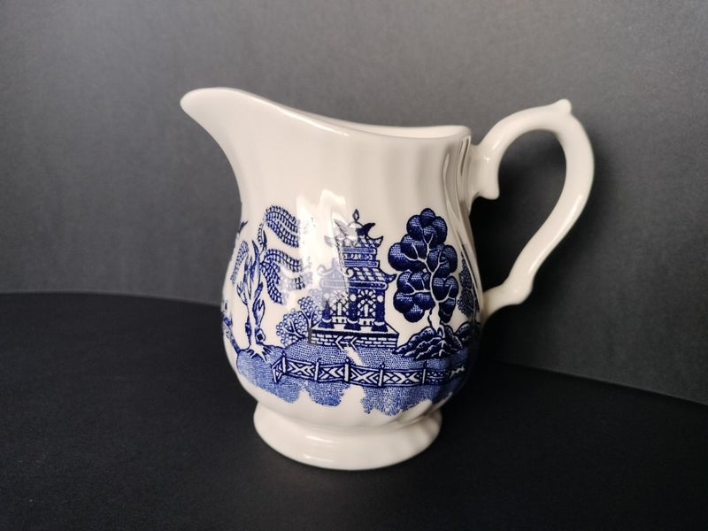 Royal Wessex Blue Willow creamer Carousel 2