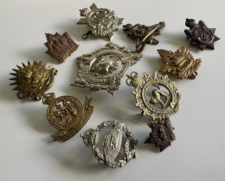 WW1 & 2 Canadian cap badges Carousel 19
