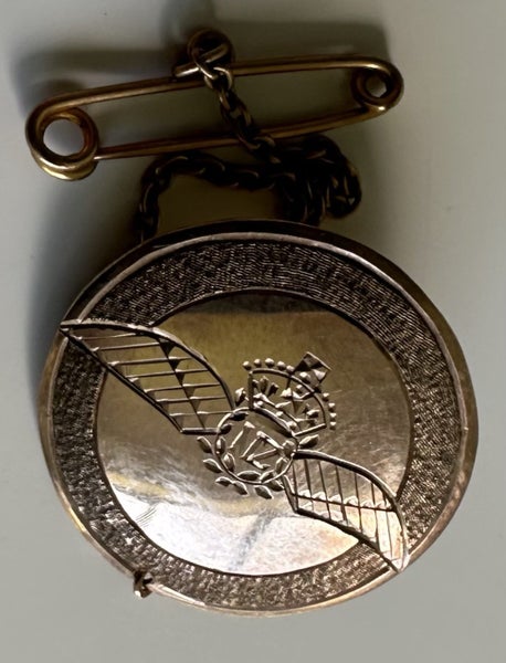 NZ RAF - 9 carat gold engraved sweetheart brooch Carousel 6
