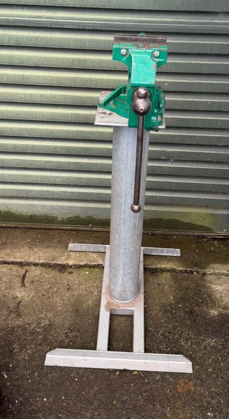 Record 75 engineers vice on stand (will freight this one) Carousel 8