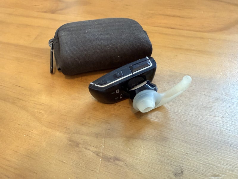 Bose earbud handsfree wireless phone ear buds (right) - $1 Reserve! Carousel 4