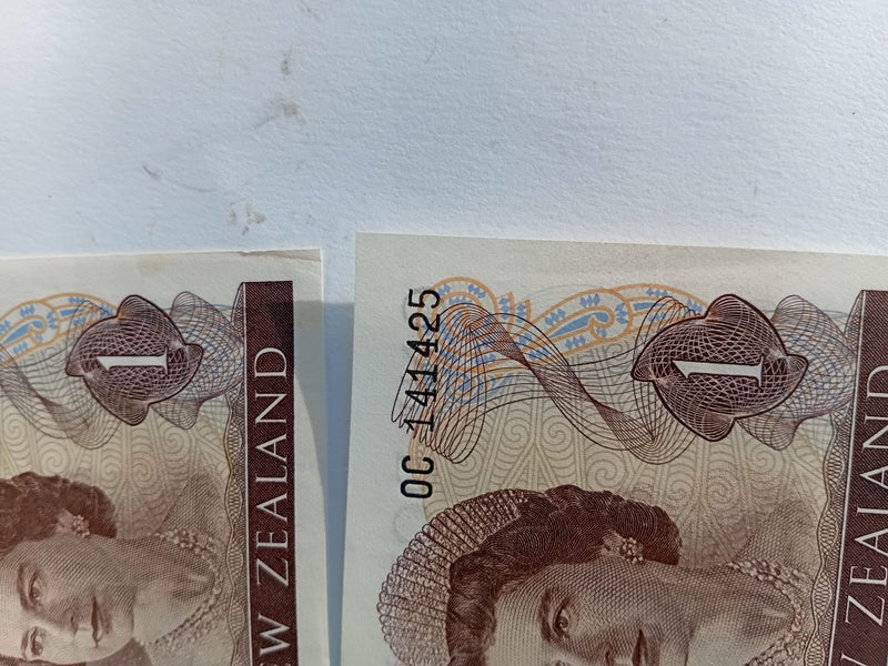 NZ Banknotes $1 x3 OC consecutive numbers tidy with faint creases Carousel 4