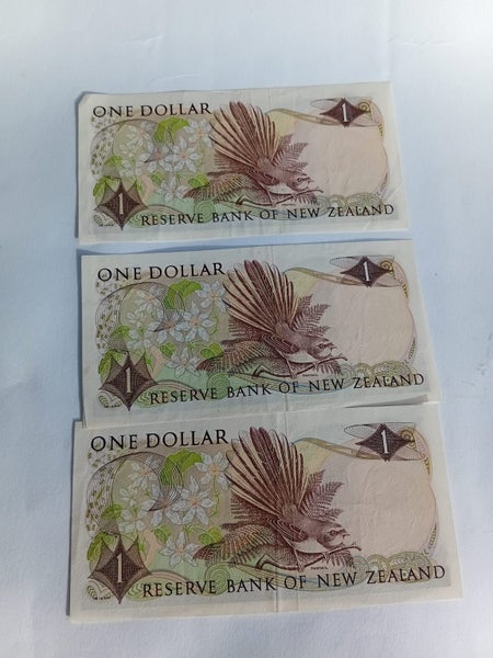 NZ Banknotes $1 x3 OC consecutive numbers tidy with faint creases Carousel 2