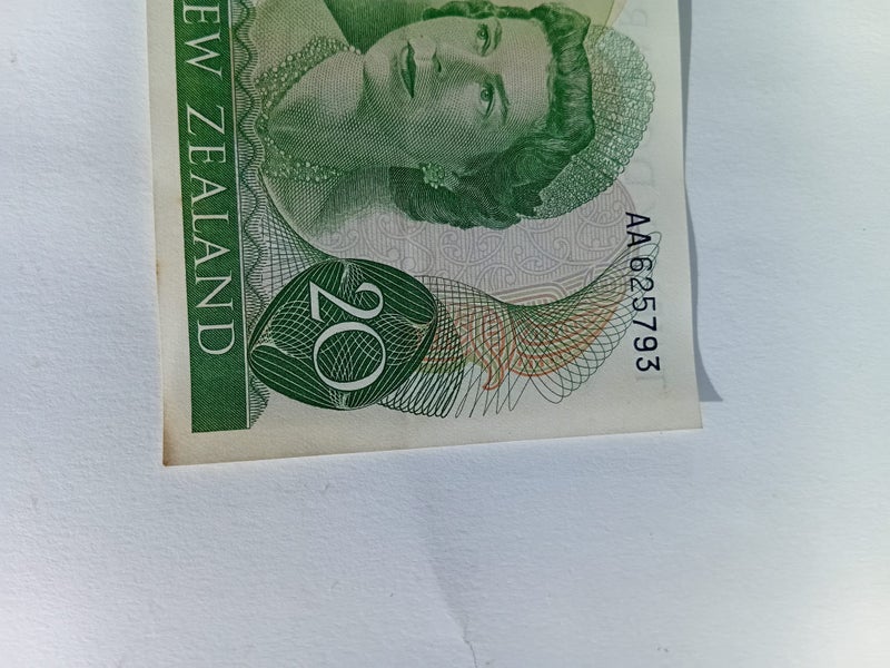 NZ Banknote $20 AA excellent condition 1960s Carousel 2