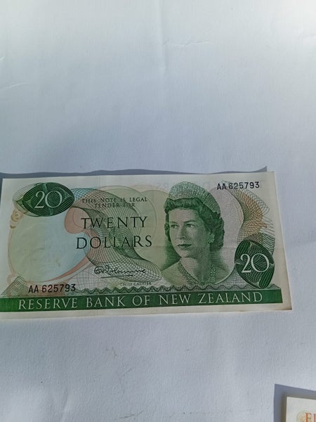 NZ Banknote $20 AA excellent condition 1960s Carousel 1