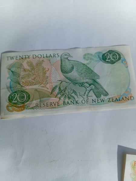NZ Banknote $20 AA excellent condition 1960s Carousel 4