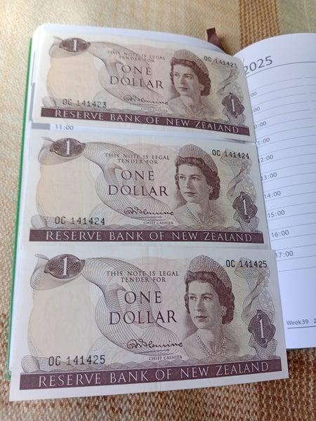 NZ Banknotes $1 x3 OC consecutive numbers tidy with faint creases Carousel 1