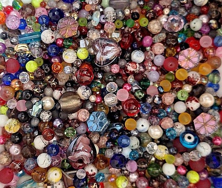 *$1.00 Res* A BIG LOT of OVER 800 MIXED BEADS 500gms. INCLUDING 7 STRANDS! Carousel 3