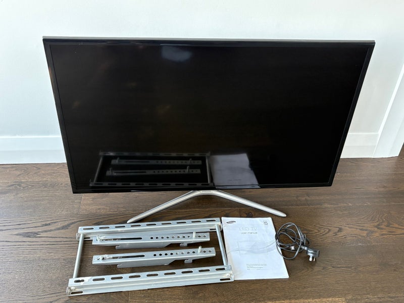 40 Inch Samsung HD Flat Screen TV with Wall Mount and Stand Carousel 2