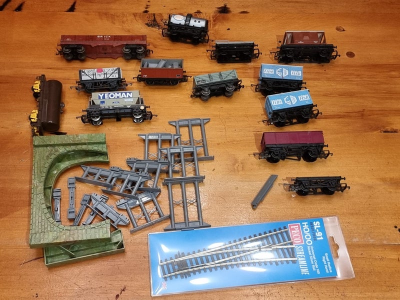 Assorted HO/OP scale rolling stock etc Carousel 1