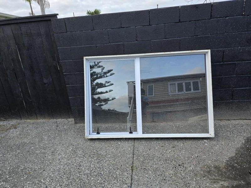 White aluminum window Carousel 1