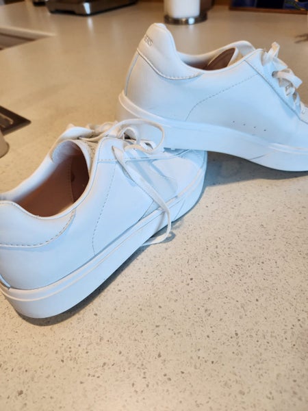 Size 8 White Skechers629366652936971118