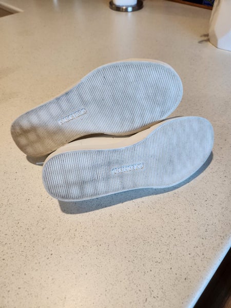 Size 8 White Skechers62936665293697112