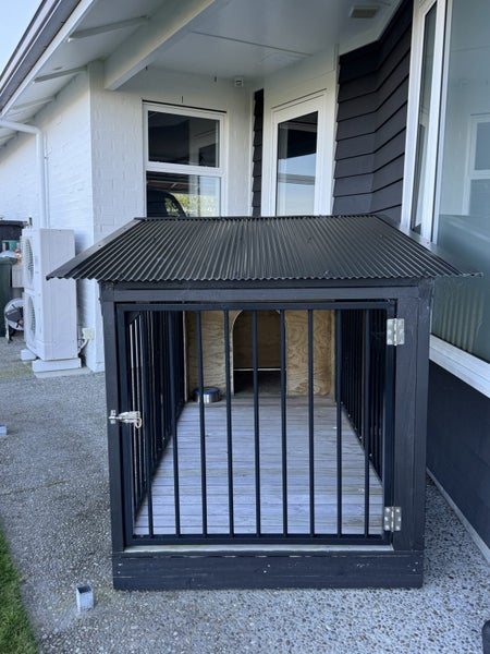 Dog Kennel - Large Carousel 2