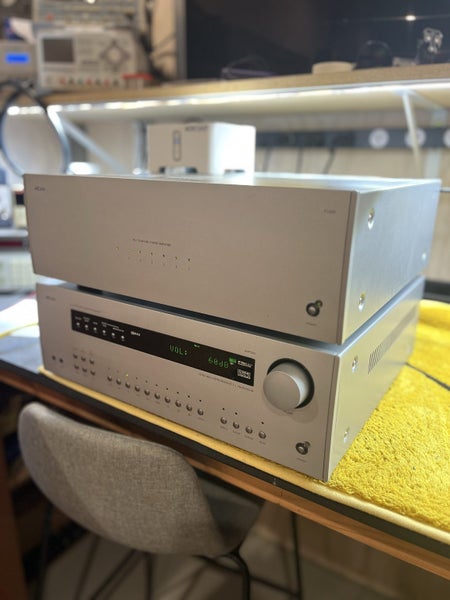 ARCAM P1000 + AVP700 Carousel 2