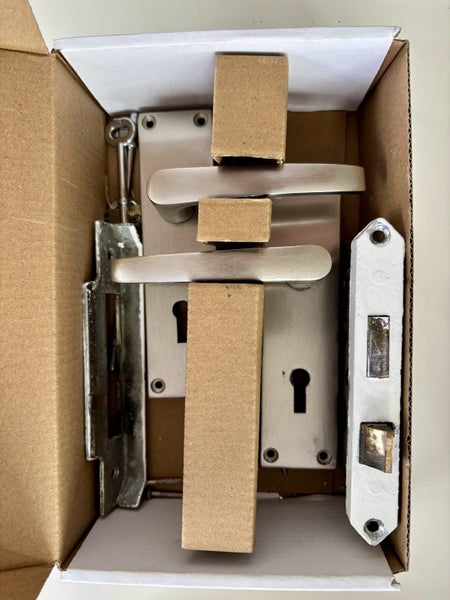 ***$1RES!! Door Handles + locks etc!!*** Carousel 4