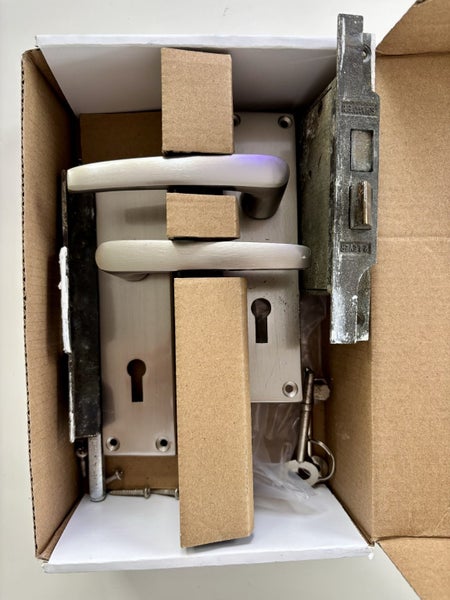 ***$1RES!! 2 x Handles + locks etc!!*** Carousel 4