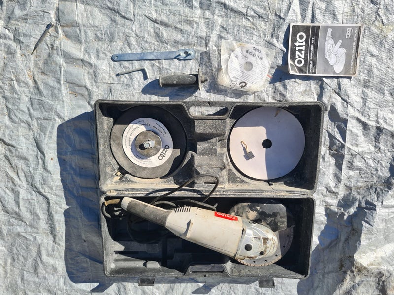 OZITO ANGLE GRINDER 230mm (9") 2350W & Case Carousel 2