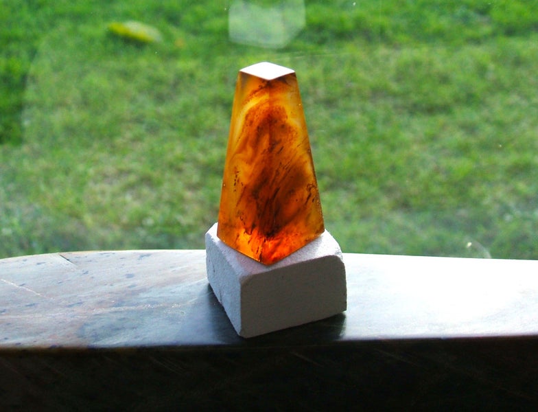 JEWELLERS ESTATE MUSEUMS RARE KAURI AMBER/GUM MINIATURE PYRAMID PILLAR DISPLAY. Carousel 1