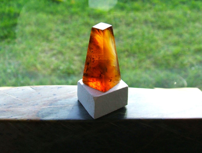 JEWELLERS ESTATE MUSEUMS RARE KAURI AMBER/GUM MINIATURE PYRAMID PILLAR DISPLAY. Carousel 2