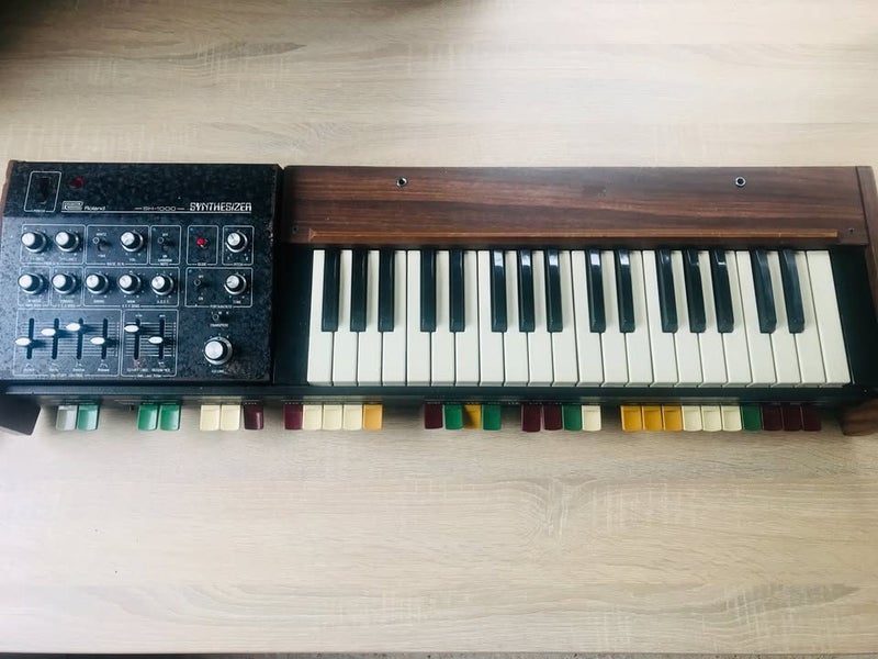 Roland SH-1000 Vintage Analogue Synth Carousel 1