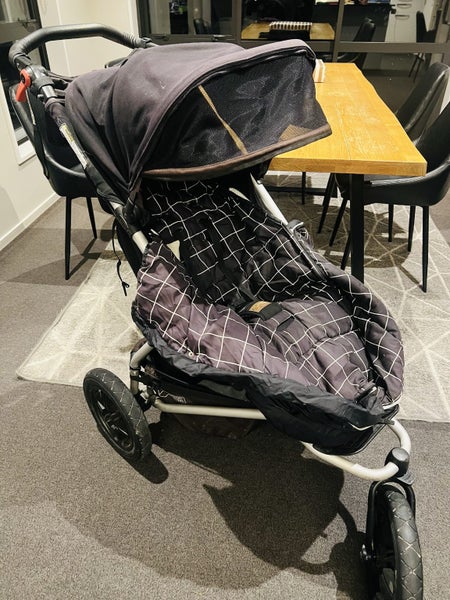 Mountain Buggy Urban Jungle (with MB sleeping bag) Carousel 1