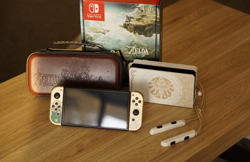 Switch Oled Tears of the kingdom Bundle (Like new) + 256GB Micro SD card Carousel 1