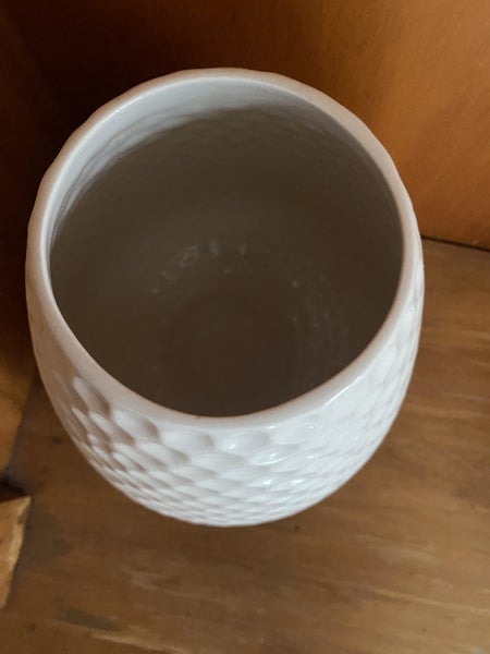 White spotted vase Carousel 1
