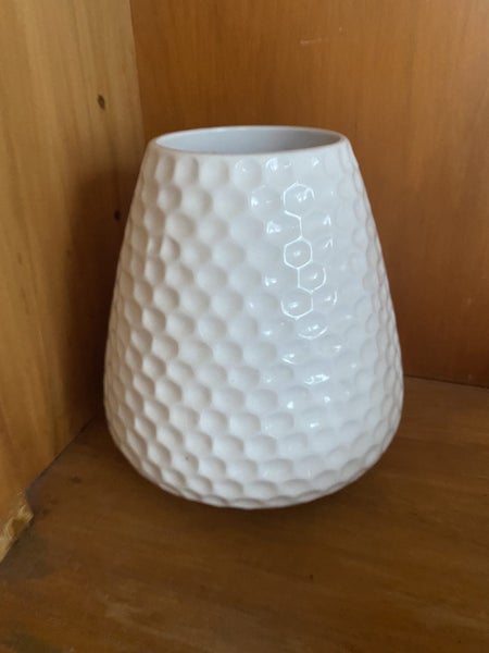 White spotted vase Carousel 2