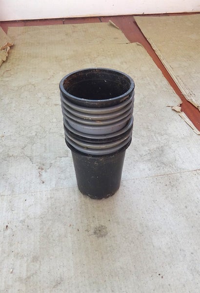 small plastic pots (x10) Carousel 1