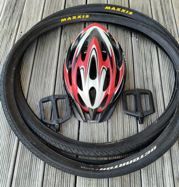 Tyres, helmet and pedals Carousel 1