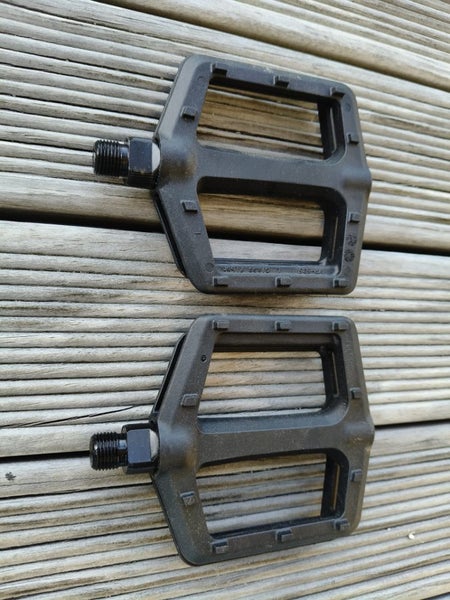 Tyres, helmet and pedals Carousel 6