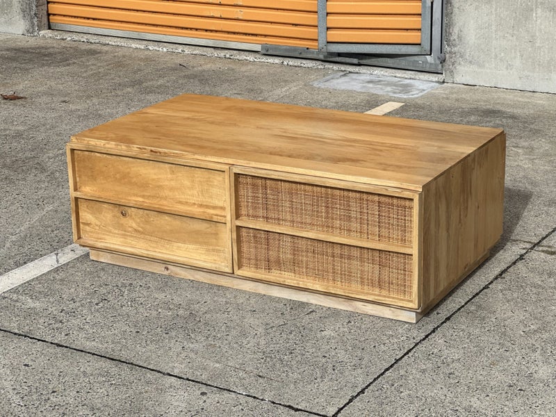 MAGNIFICENT FREEDOM FURNITURE COFFEE TABLE Carousel 1