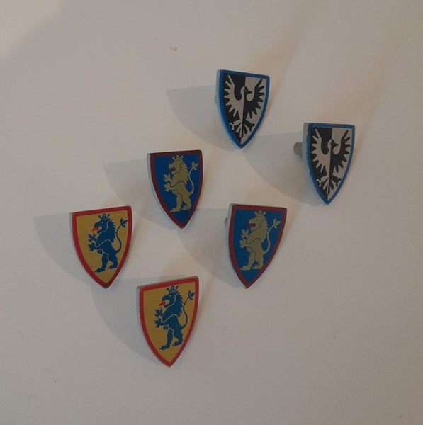 $1 RESERVE BULK VINTAGE LEGO MINIFIGURE ACCESSORIES SHIELDS Carousel 1