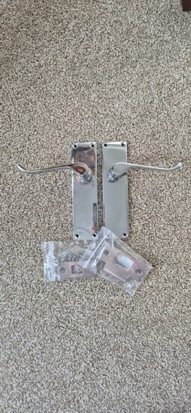 Door handle and latch set. Brand new. Carousel 1
