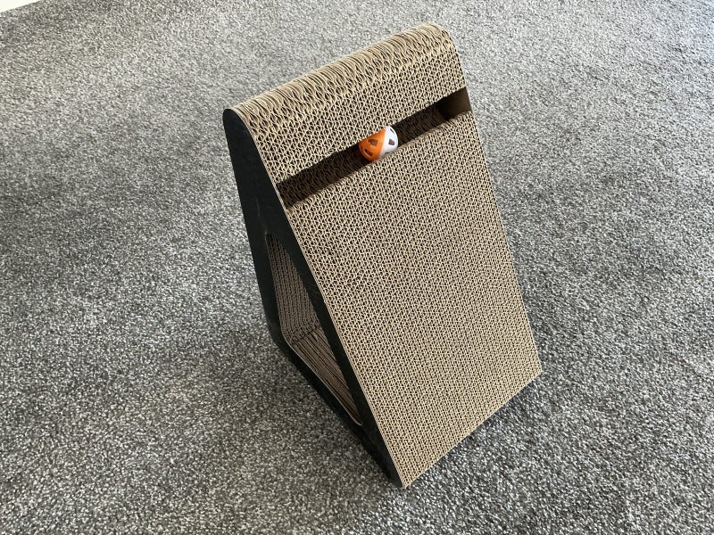 Cat Scratcher with ball Carousel 1