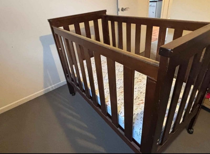 Cot and mattress Carousel 6
