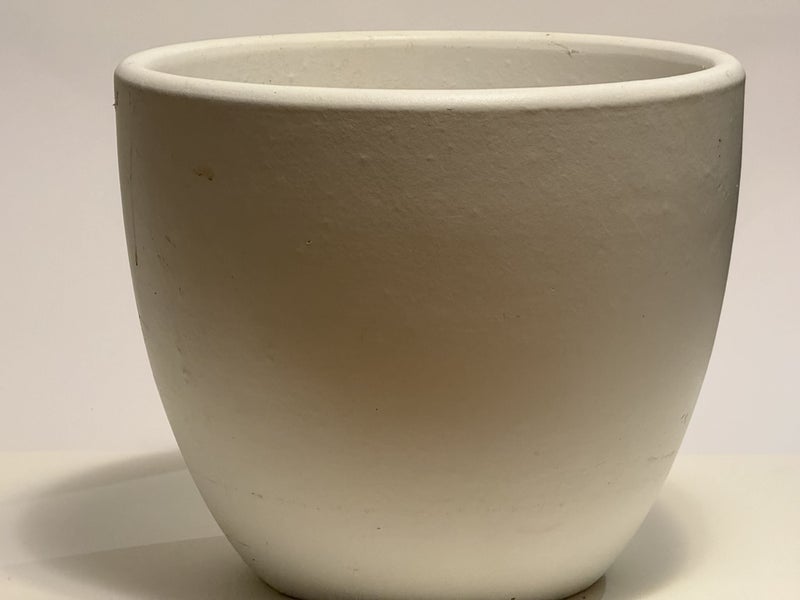 Large white ceramic pot – $1 RESERVE Carousel 1