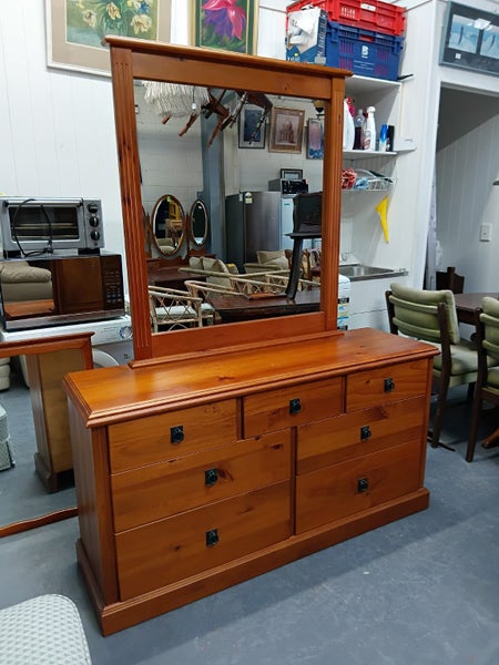 1279 QUALITY DRESSER Carousel 1