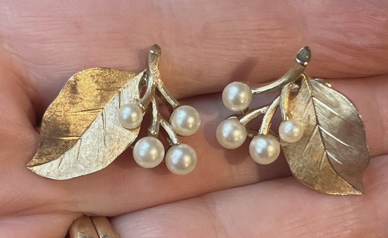 Beautiful 1950s goldtone & pearl Trifari clip on earrings - leaves and berries Carousel 1