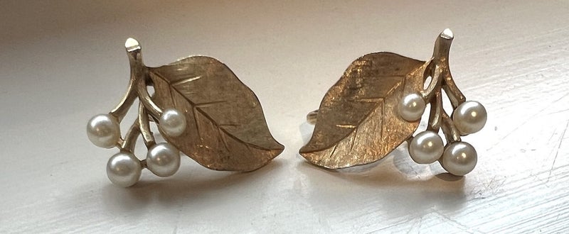 Beautiful 1950s goldtone & pearl Trifari clip on earrings - leaves and berries Carousel 2